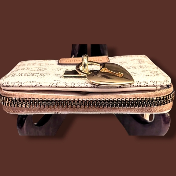 🔐🗝️Juicy Couture Signature Cream and Gold Women's Wallet - Picture 13 of 13